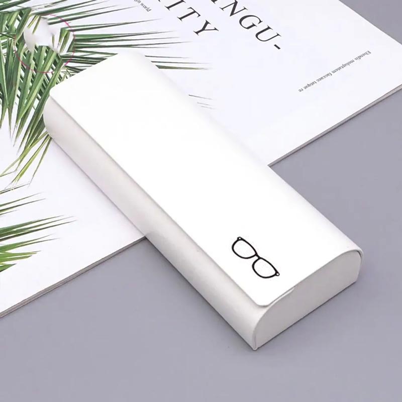 Minimalistisk glasögonfodral i hårt läder