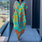 👗50% RABATT! 🌸 Elegant V-halsad Klänning med Tryck för Kvinnor – Flytande Tyg, Smickrande Passform & Perfekt för Våren ☀️