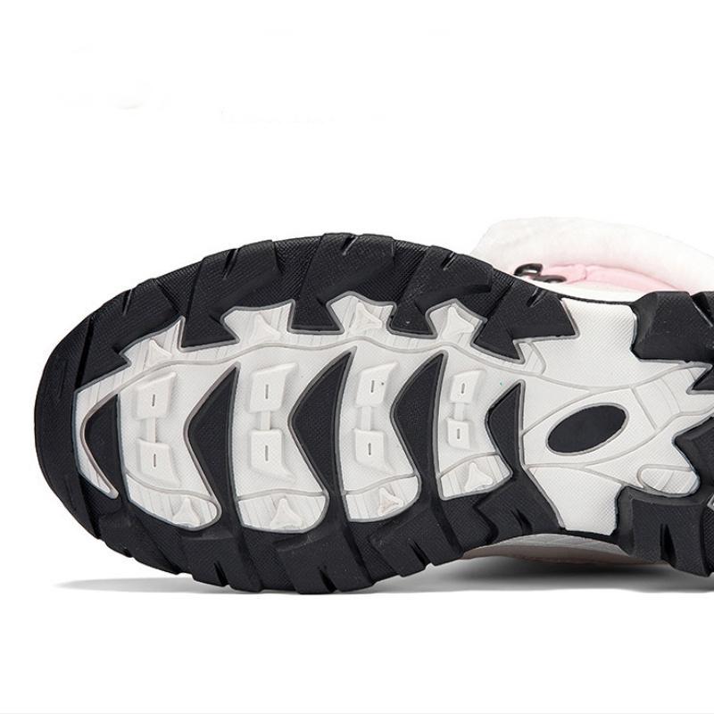 Varma snöstövlar för kvinnor för vinterbruk.