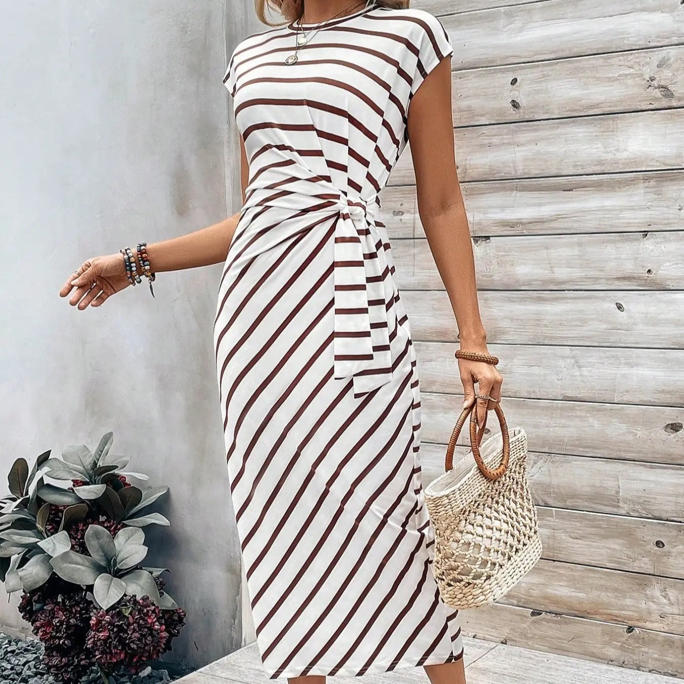 👗 50 % RABATT! 💃 Elegant klänning med knuten midja – smickrande passform, flödande tyg och perfekt för speciella tillfällen ✨
