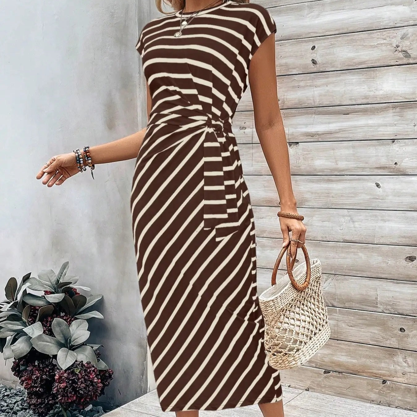 👗 50 % RABATT! 💃 Elegant klänning med knuten midja – smickrande passform, flödande tyg och perfekt för speciella tillfällen ✨