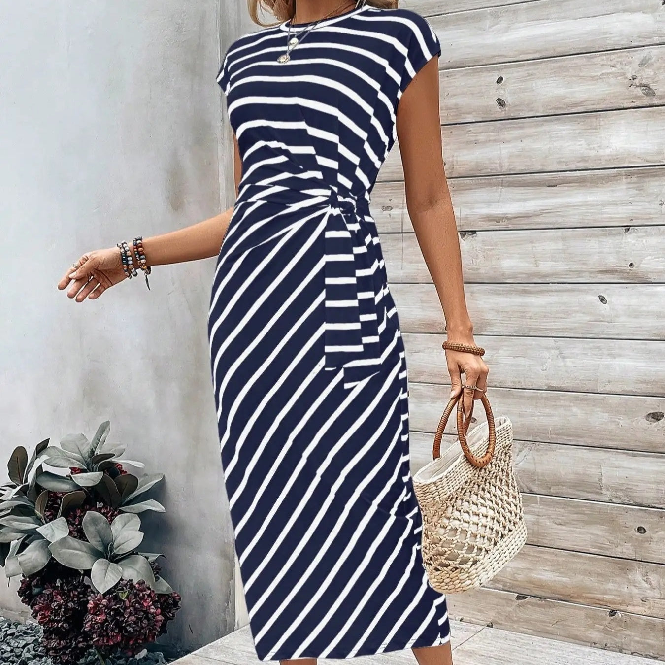 👗 50 % RABATT! 💃 Elegant klänning med knuten midja – smickrande passform, flödande tyg och perfekt för speciella tillfällen ✨