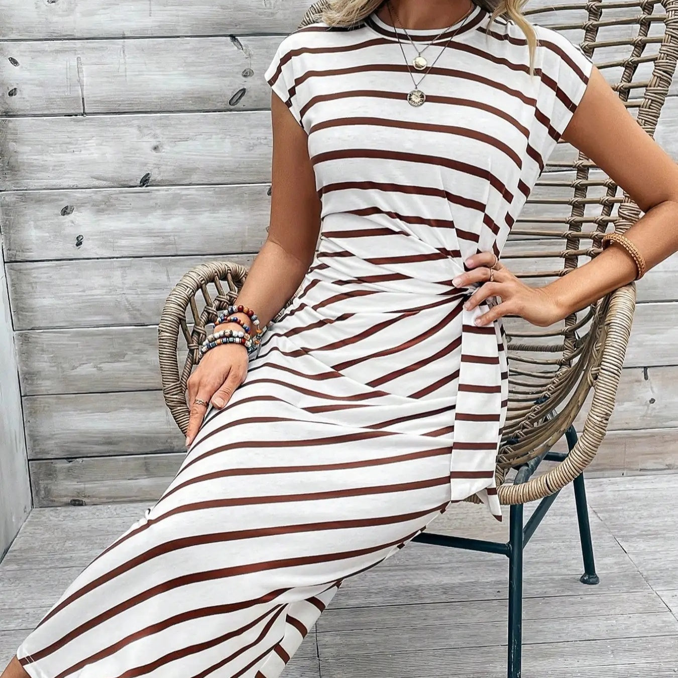 👗 50 % RABATT! 💃 Elegant klänning med knuten midja – smickrande passform, flödande tyg och perfekt för speciella tillfällen ✨