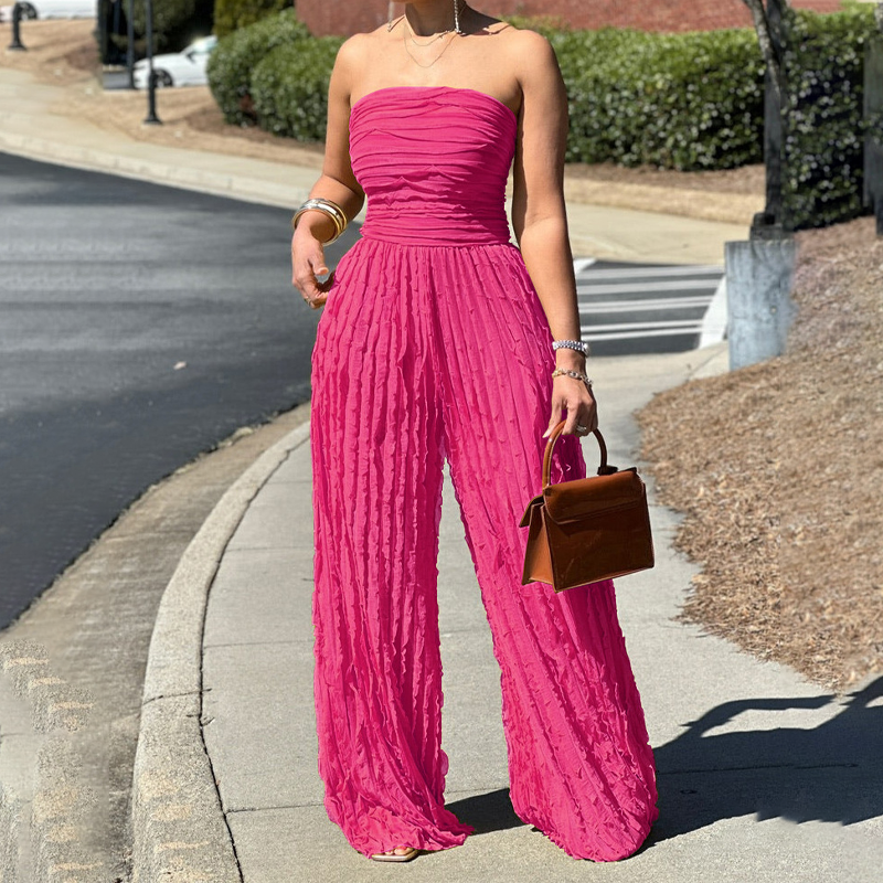 Axelbandslös krinklad jumpsuit med vida ben
