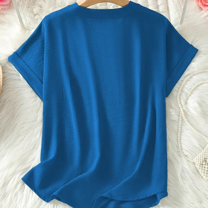 👚60% RABATT! 🔥Modern, lös kortärmad topp – V-ringning med skåra, asymmetrisk fåll och lätt tyg (5 färger, S–2XL) 🌸