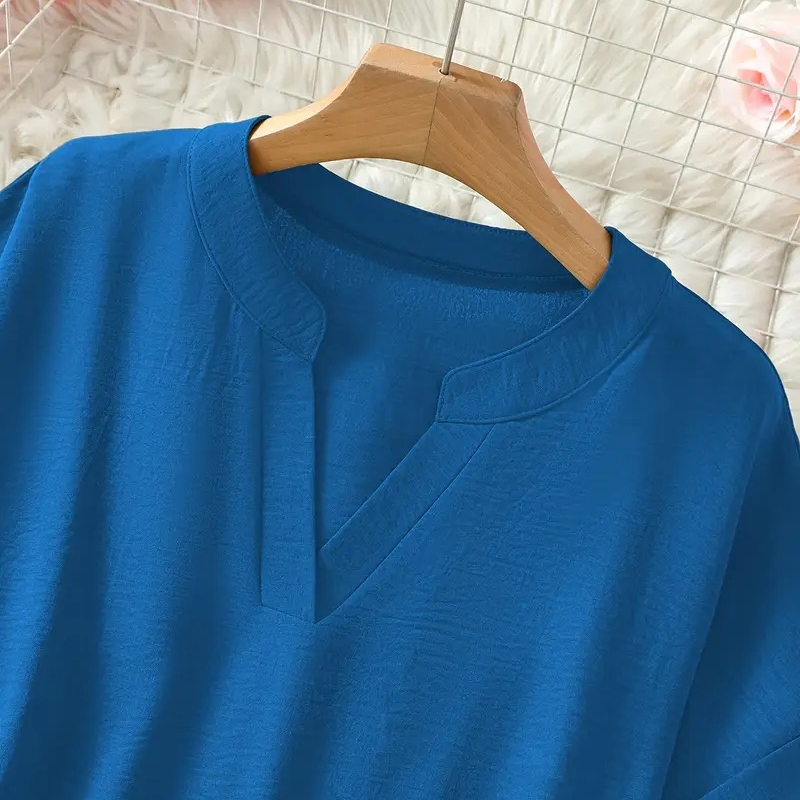 👚60% RABATT! 🔥Modern, lös kortärmad topp – V-ringning med skåra, asymmetrisk fåll och lätt tyg (5 färger, S–2XL) 🌸