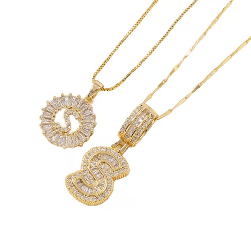 Halsband med Guld Bokstavshänge