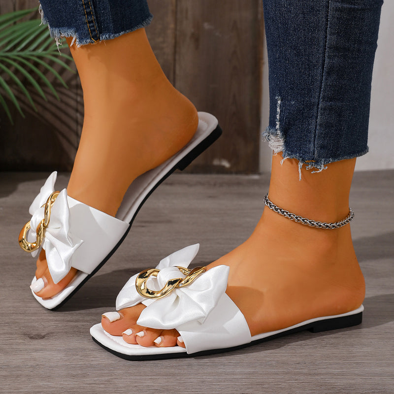Platta Slip-in Sandaler med Rosett- och Kedjedekor