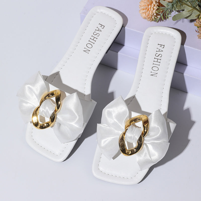 Platta Slip-in Sandaler med Rosett- och Kedjedekor