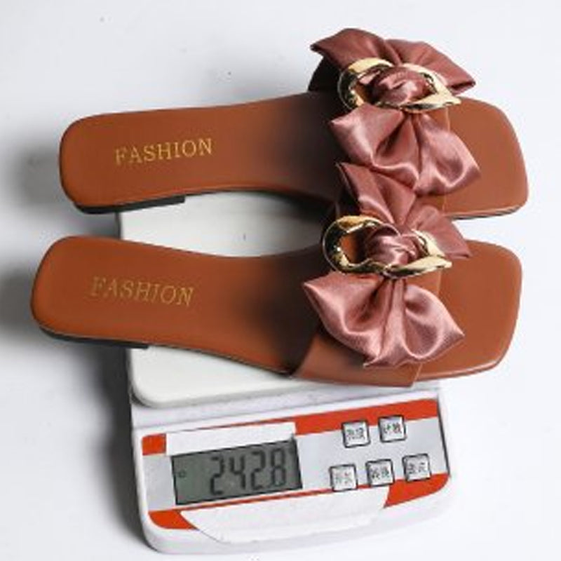 Platta Slip-in Sandaler med Rosett- och Kedjedekor