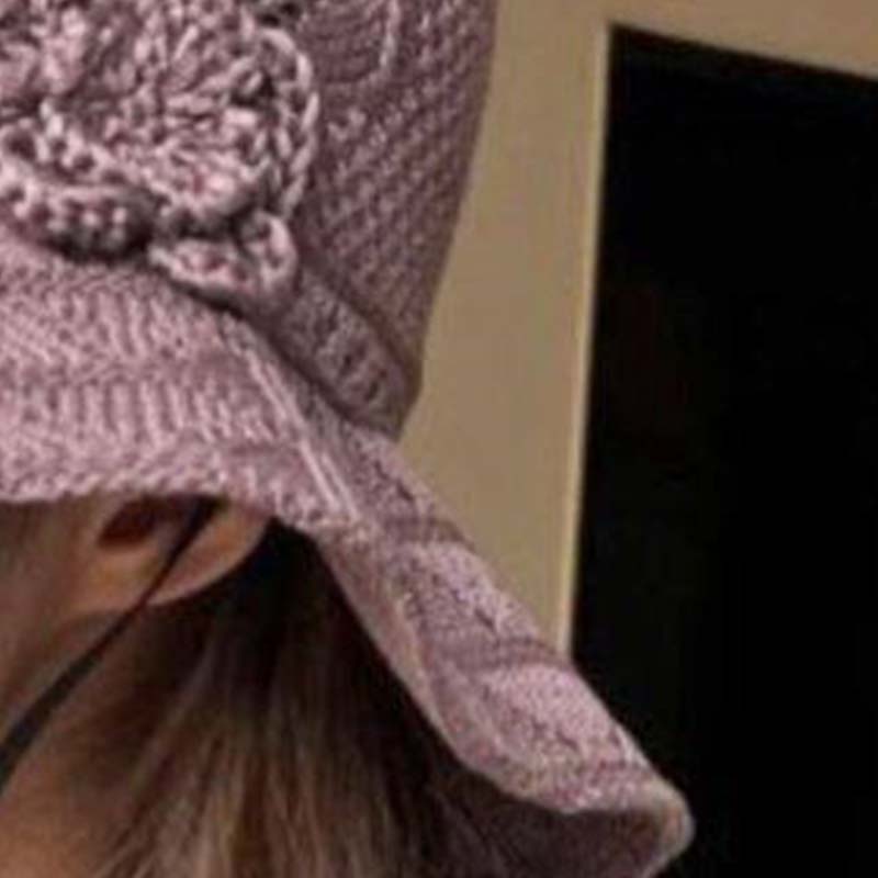 Virkat bucket hat med blomdetalj för kvinnor