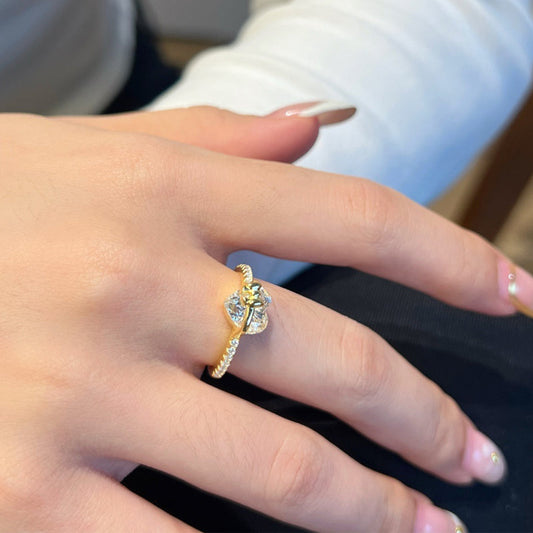 Elegant silverring med hjärtdetalj och rosett