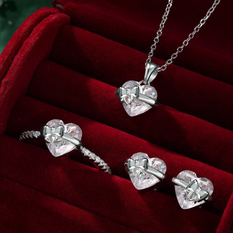 Elegant silverring med hjärtdetalj och rosett