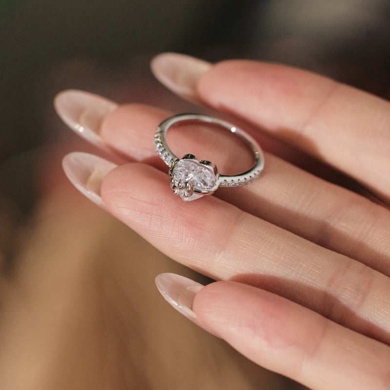 Elegant silverring med hjärtdetalj och rosett