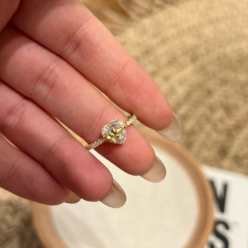 Elegant silverring med hjärtdetalj och rosett