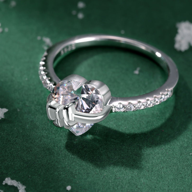 Elegant silverring med hjärtdetalj och rosett