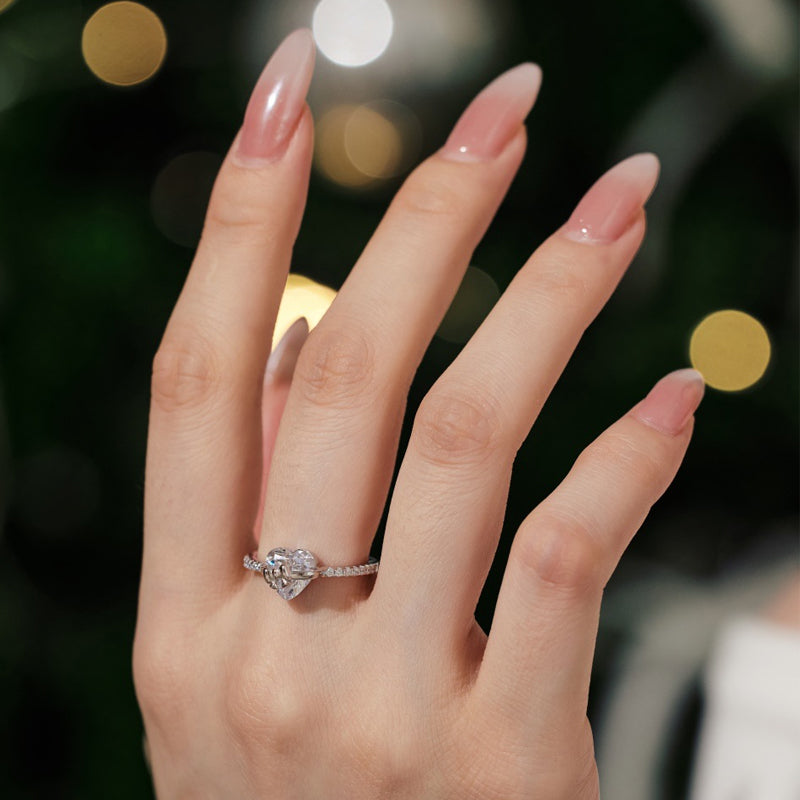 Elegant silverring med hjärtdetalj och rosett