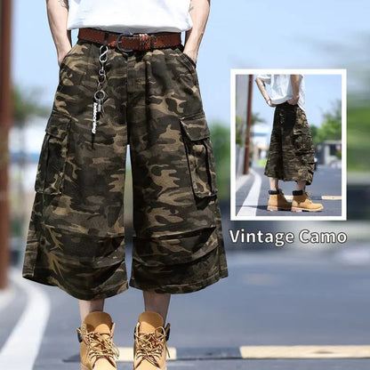 Unisex cargoshorts i kamouflage med vida ben och flera fickor