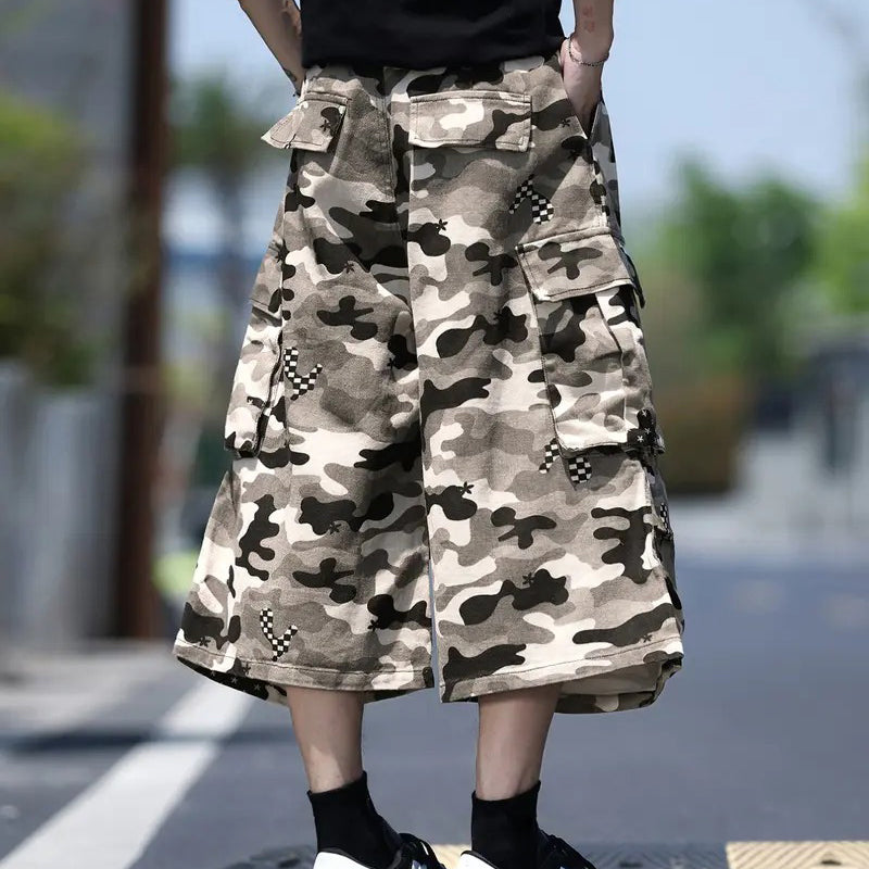 Unisex cargoshorts i kamouflage med vida ben och flera fickor