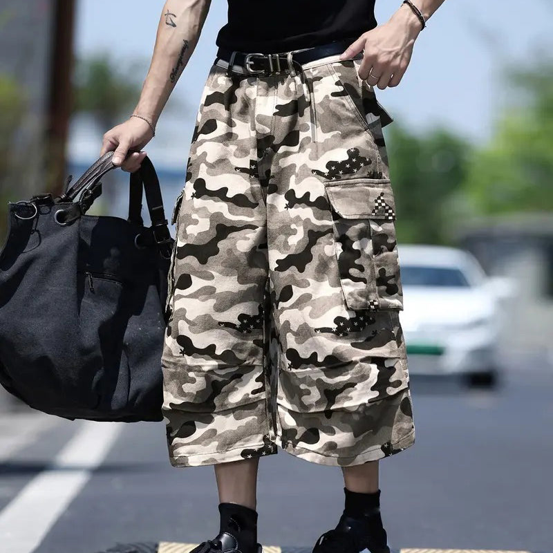 Unisex cargoshorts i kamouflage med vida ben och flera fickor