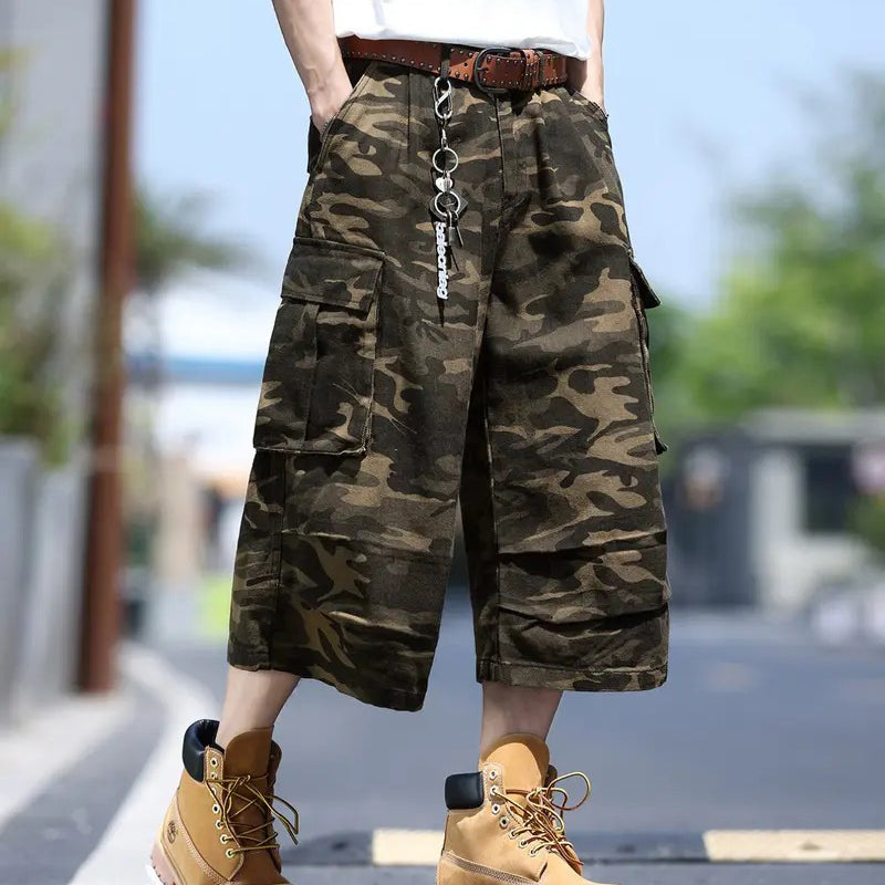 Unisex cargoshorts i kamouflage med vida ben och flera fickor