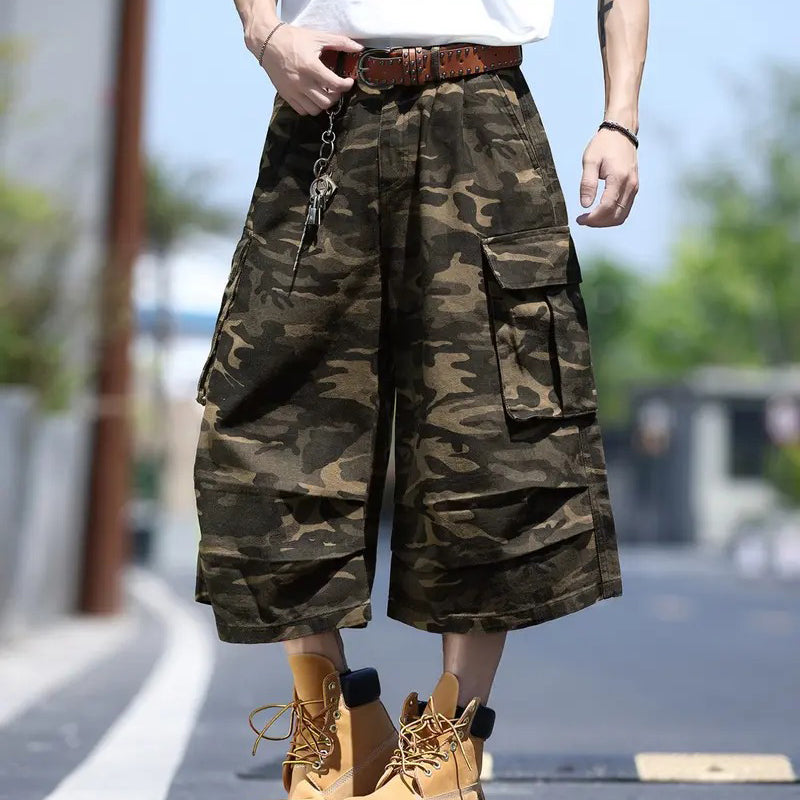 Unisex cargoshorts i kamouflage med vida ben och flera fickor