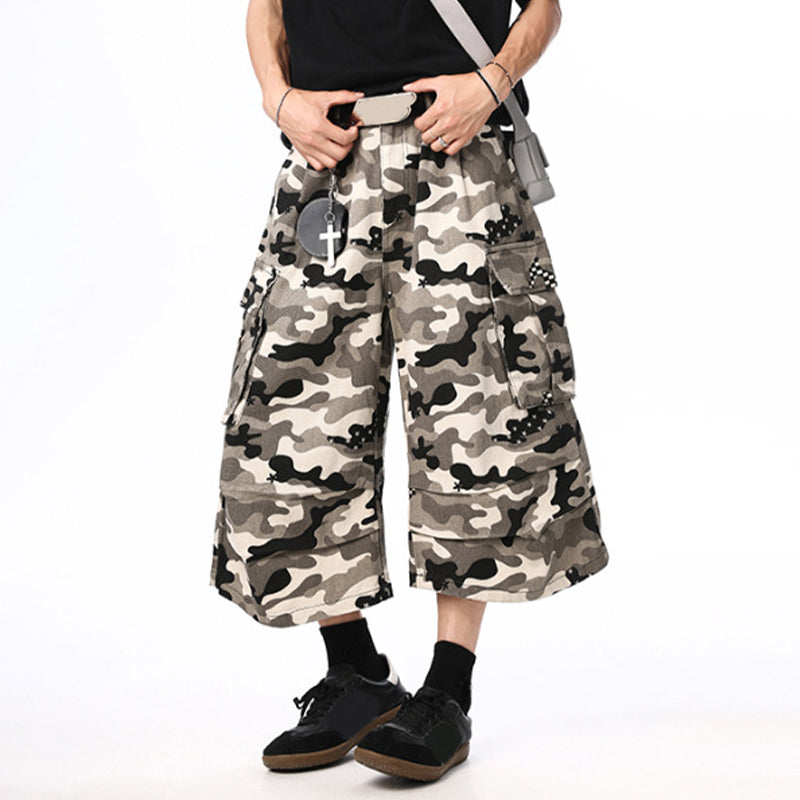 Unisex cargoshorts i kamouflage med vida ben och flera fickor