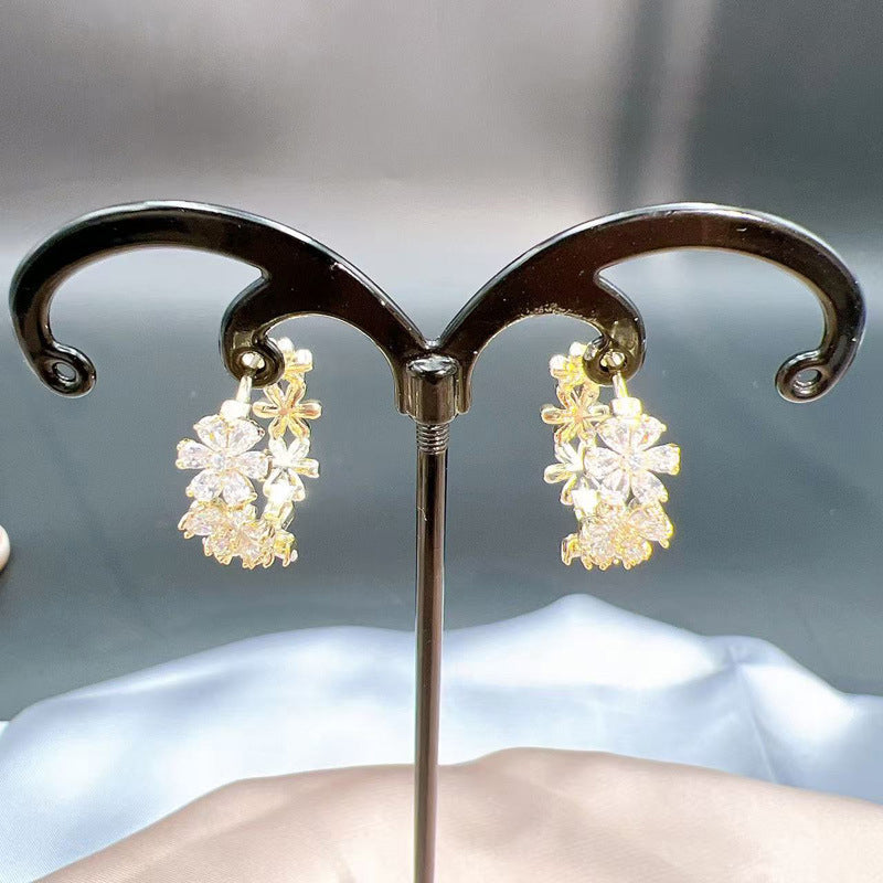 Glittrande eleganta blomsterörhängen
