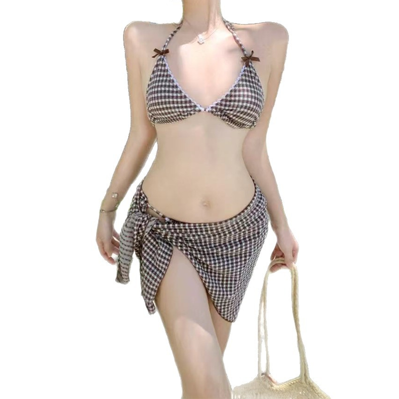 3-delad halterneck-bikiniset för dam med omlottkjol i brunrutig design